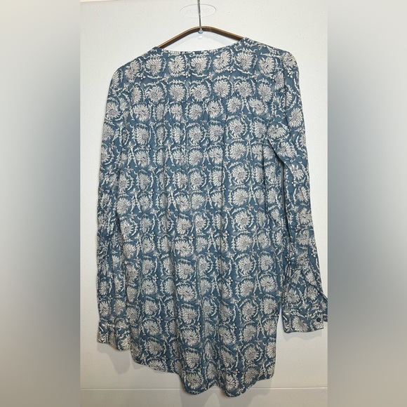 Old Navy Blue and White Floral Blouse - Picture 2 of 7